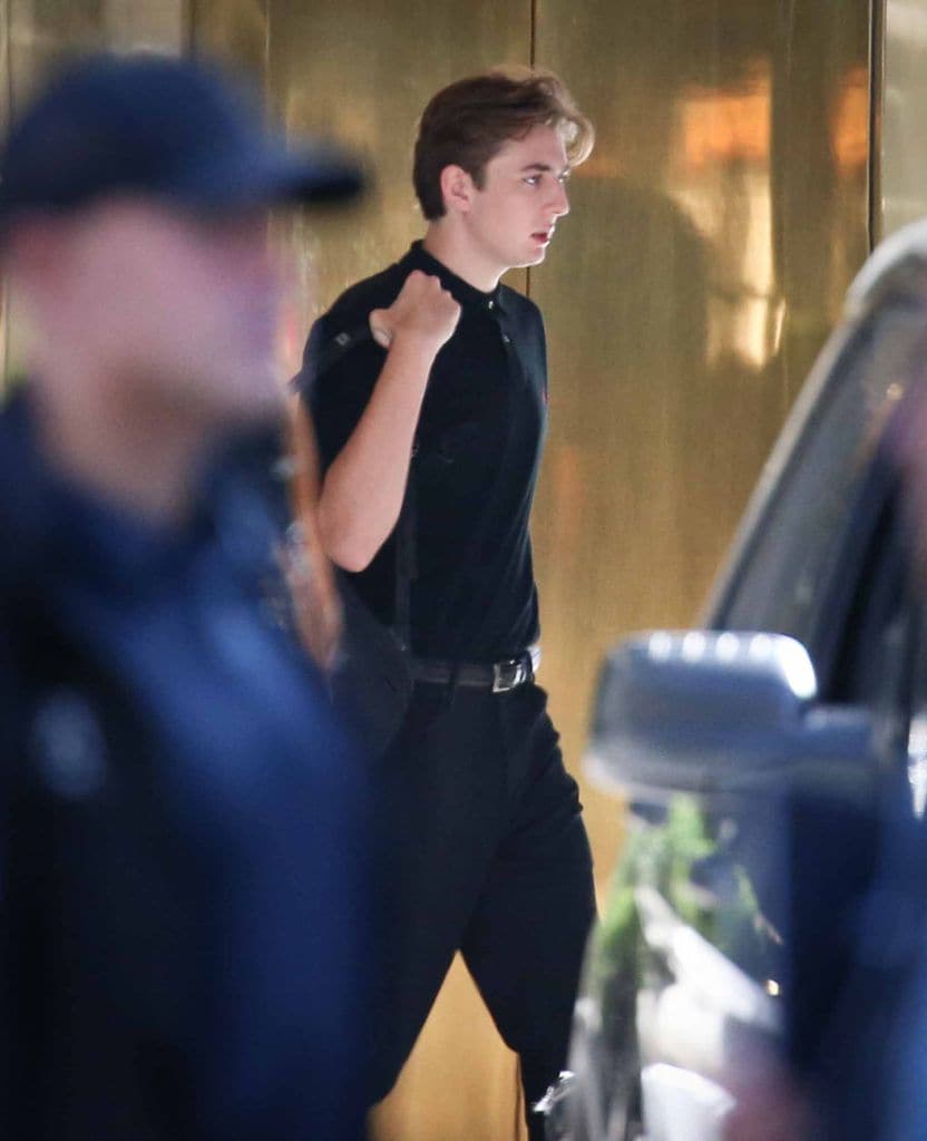 Barron Trump ha sido captado saliendo de la Torre Trump con rumbo a la Universidad de Nueva York.