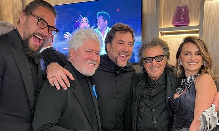 Jason Momoa se divierte con Almodóvar, Penélope Cruz, Javier Bardem y Al Pacino durante los Oscars