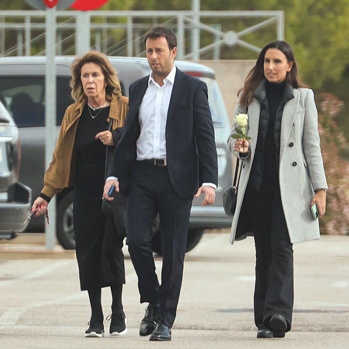 Matías Prats junto a su novia, Claudia Collado y su madre, Maite Chacón