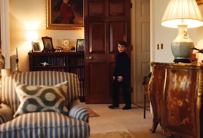 Louis en el salón del Palacio de Kensington