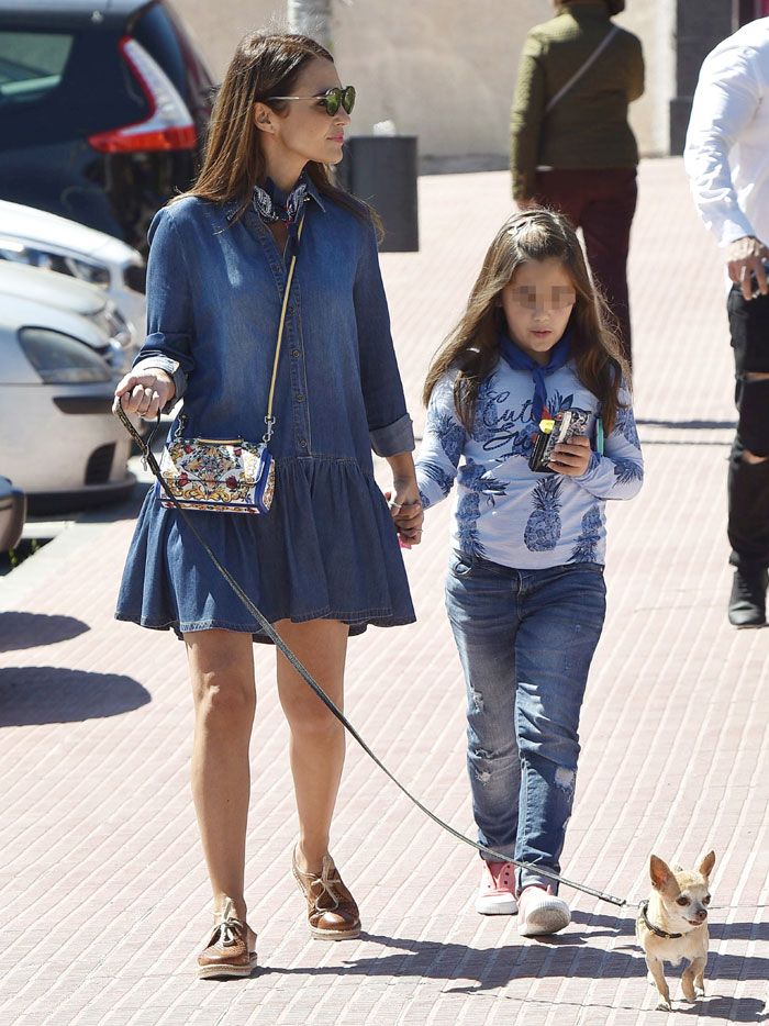 Paula Echevarría, de paseo con su hija Daniella