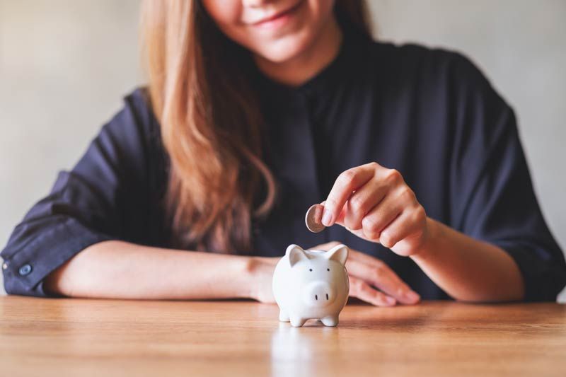 mujer dinero