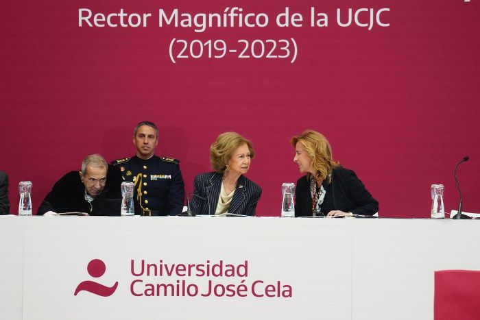 Doña Sofía durante la firma en el libro de honor de la Universidad Camilo José Cela