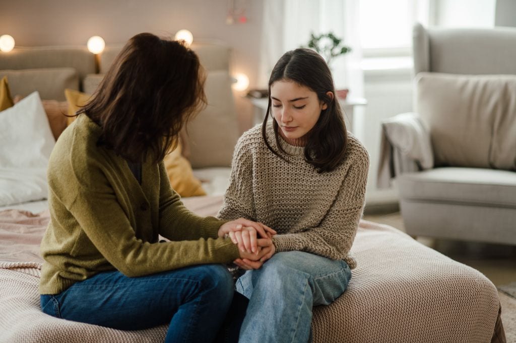 Chica adolescente hablando con su madre 