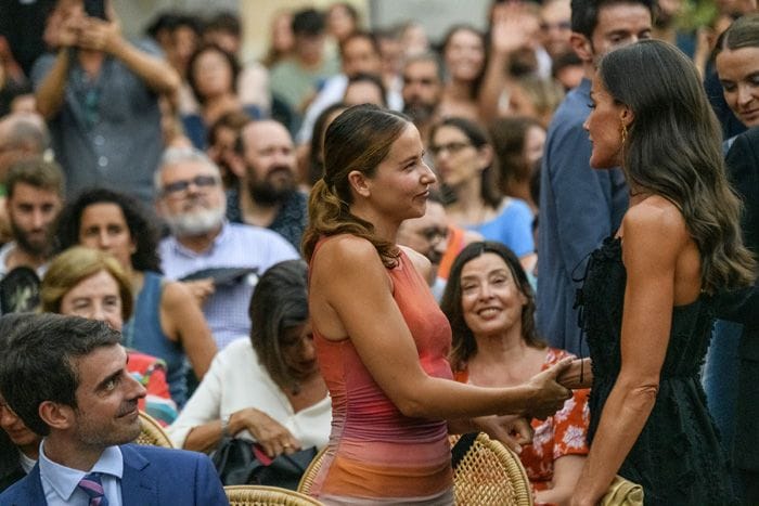 El cariñoso encuentro de la Reina con la actriz Irene Escolar en Palma