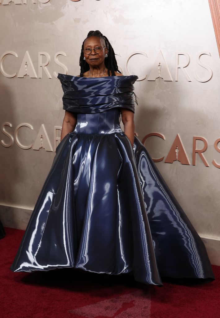 Whoopi Goldberg presentadora de la noche.