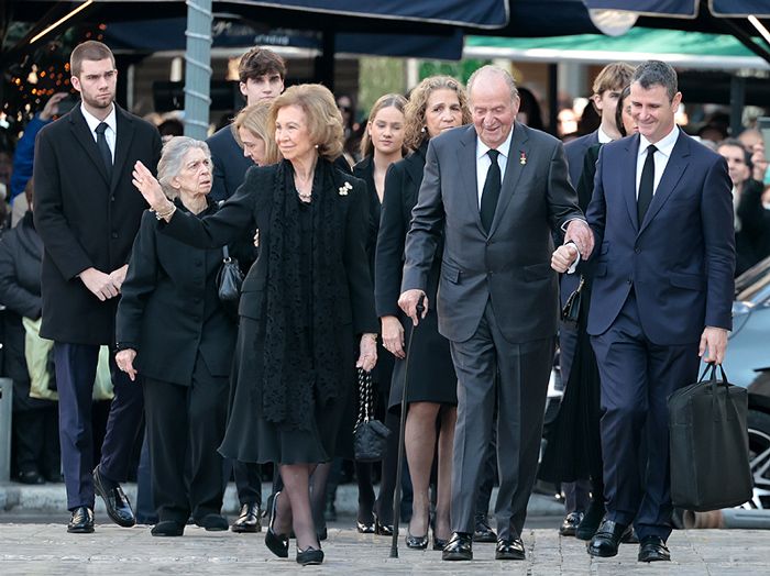 El rey Juan Carlos, arropado por su familia en el funeral de su cuñado