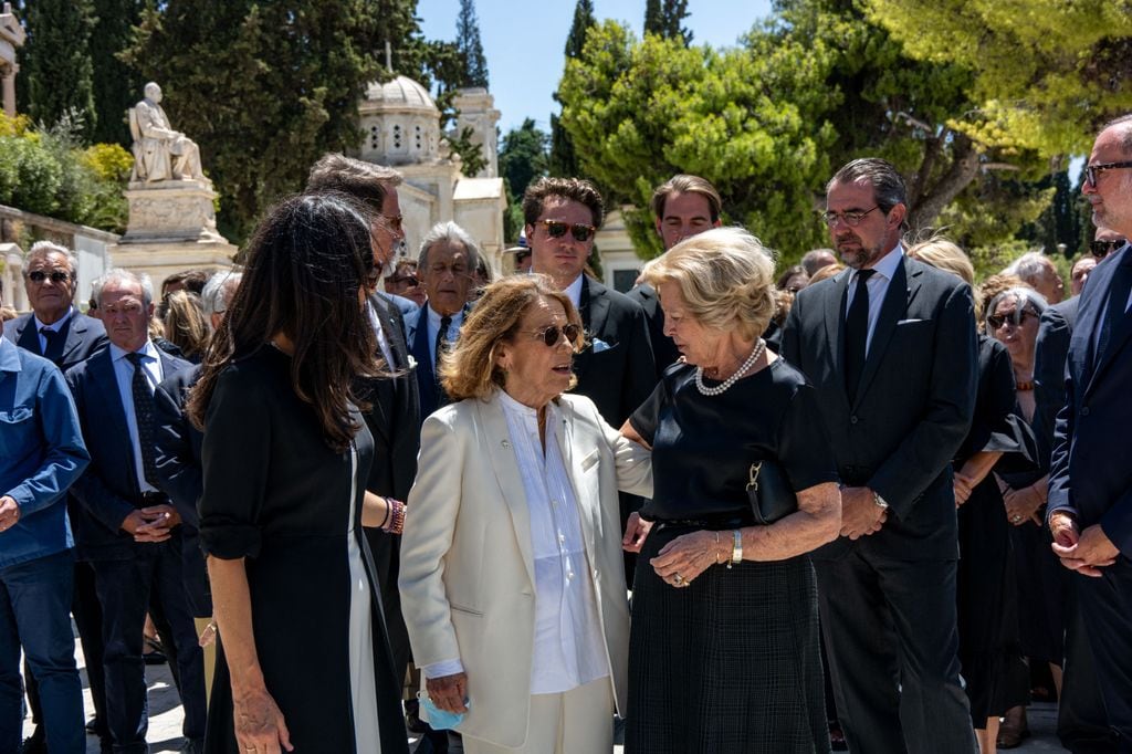 La reina Ana María con la viuda de Miguel de Grecia,  Marina Karella, vestida de blanco, en su funeral el 1 de agosto de 2024