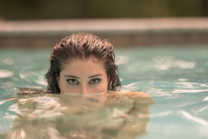 mujer bañándose en la piscina