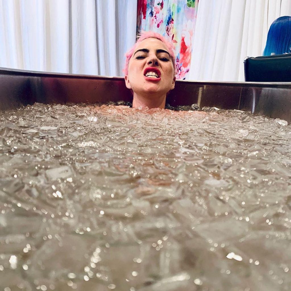Lady Gaga frontal en la bañera llena de hielo