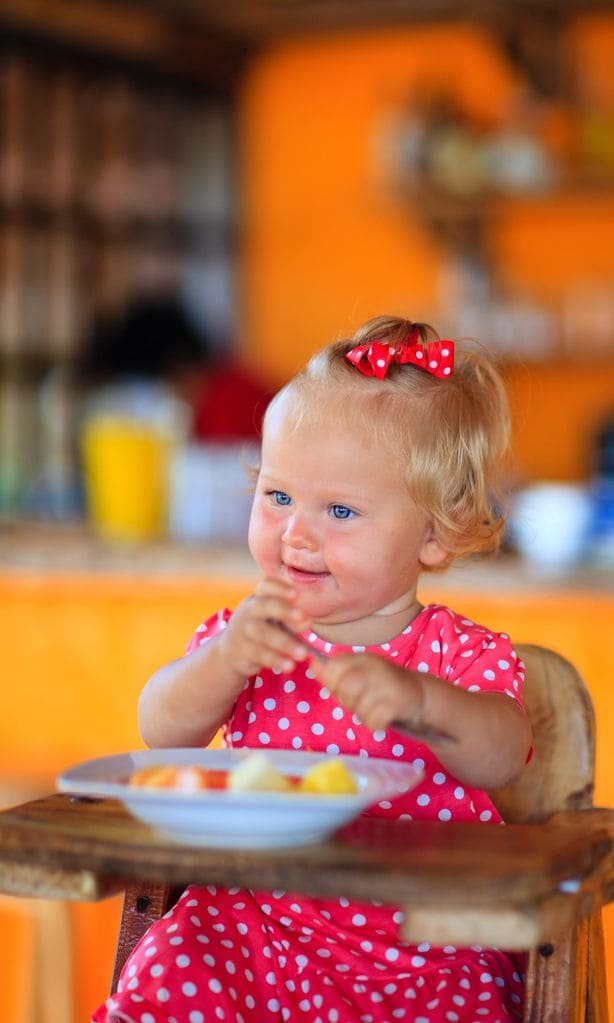 Bebé comiendo en restaurante