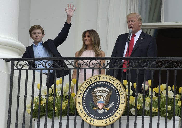 Barron Trump con sus padres Donald y Melania Trump