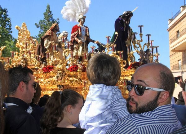 Kiko Rivera con su hijo Francisco en brazos presenciando la procesión de San Gonzalo en Sevilla.
