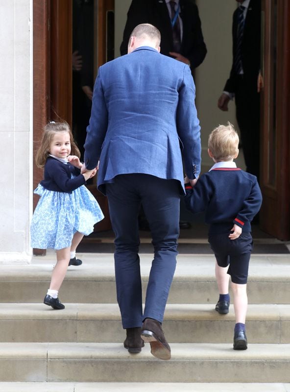 El príncipe Guillermo con sus hijos, los príncipes George y Charlotte, instantes antes de conocer al tercer hijo de los Duques de Cambridge