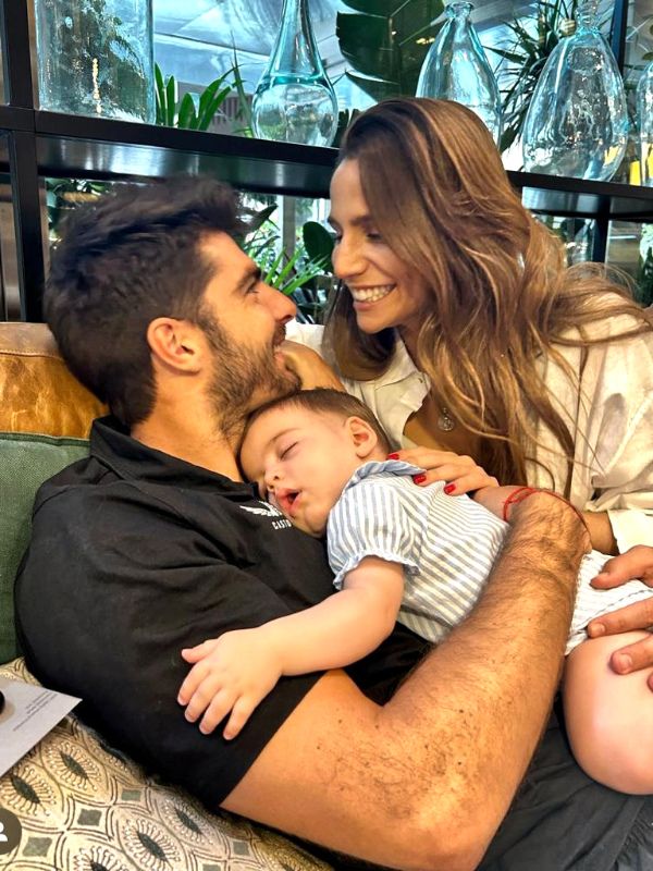 Lucía Villalón y Gonzalo Melero junto a su hijo Diego