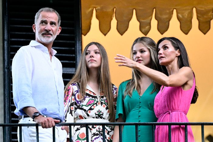 Los Reyes y sus hijas en los jardines de Alfàbia