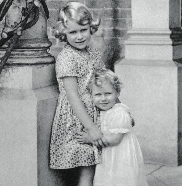 Las pequeñas princesas Isabel y Margarita fueron las primeras en vivir en primera persona lo que era ser mundialmente conocidas. Cuando Isabel tenía seis años, todo su mundo se puso patas arriba después de que inesperadamente su padre fuera coronado Rey y ella, automáticamente, pasara a ser la heredera al Trono.
