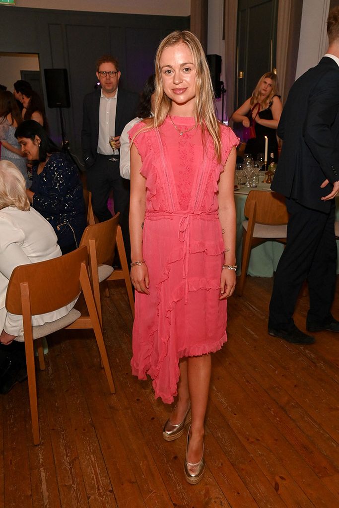 Amelia Windsor con alpargatas de cuña de Penelope Chilvers