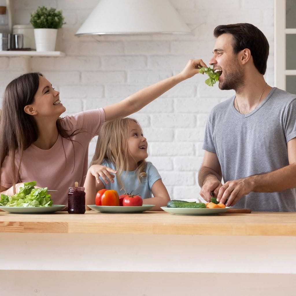 cocinar en familia como un plan divertido