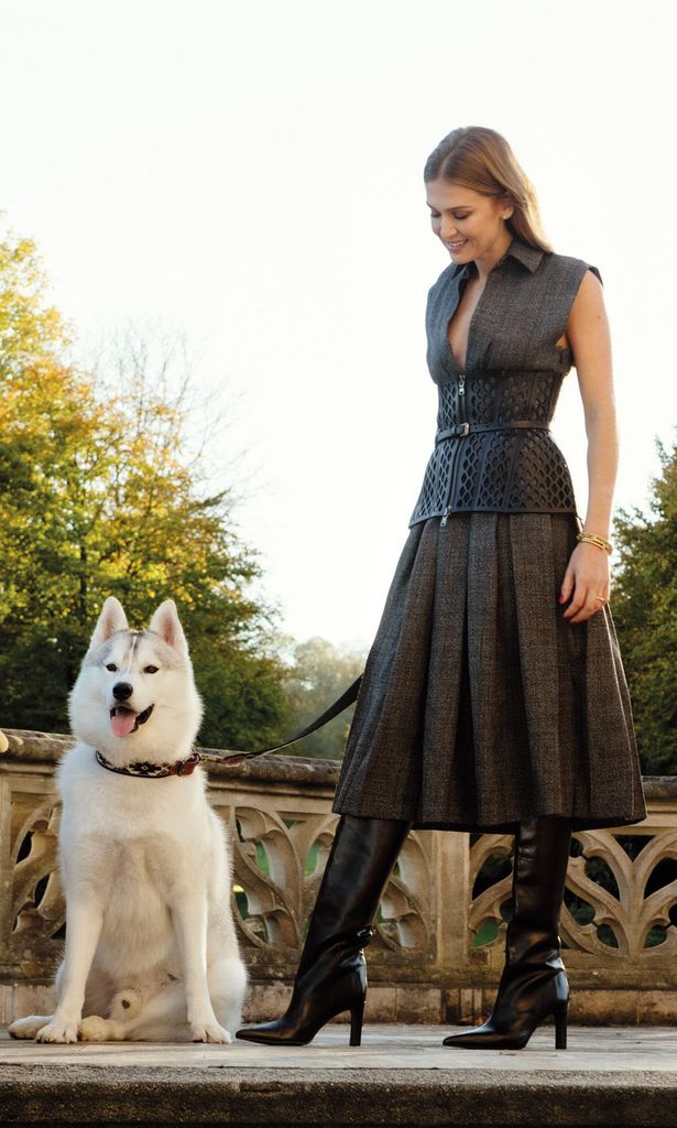 Inés (a la que vemos sobre estas líneas) junto a su perro