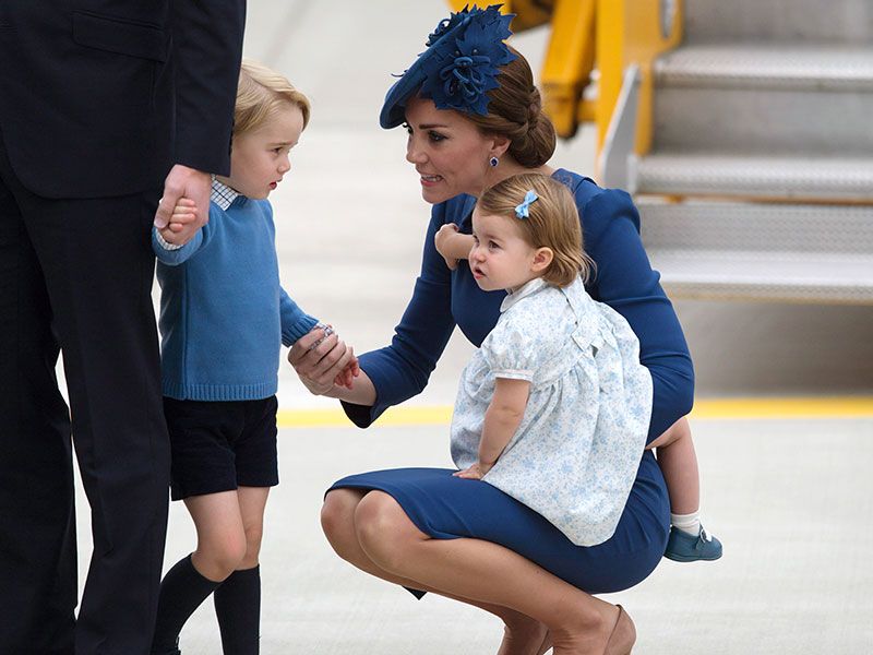 kate middleton conversa con su hijo antes de subir al avion