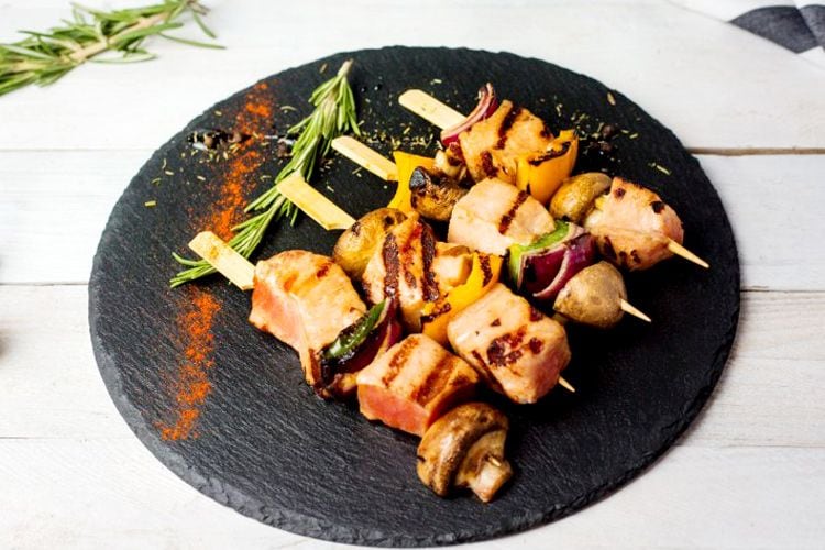 brochetas atun verduras