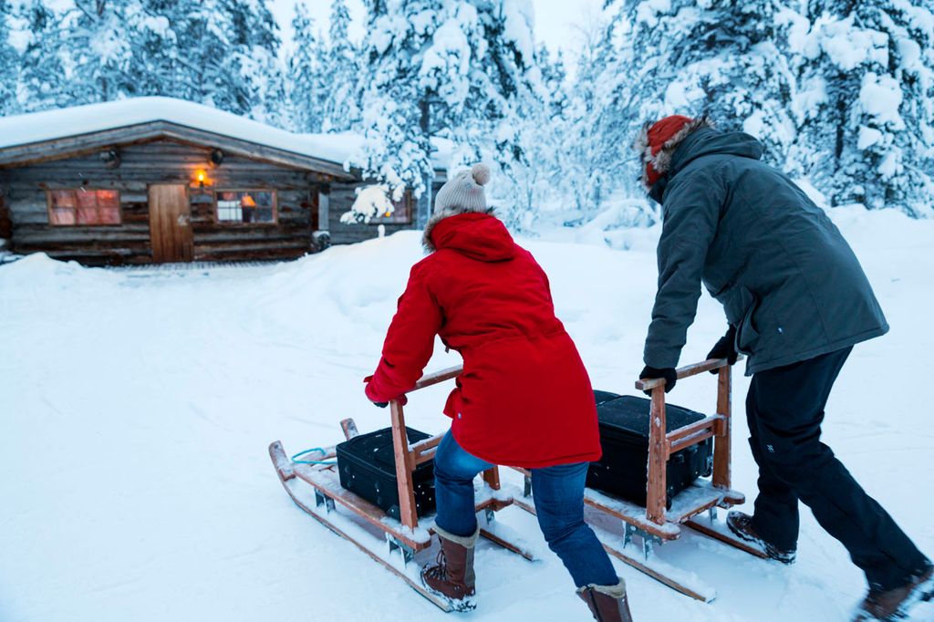 a_Kakslauttanen log cabin sledge