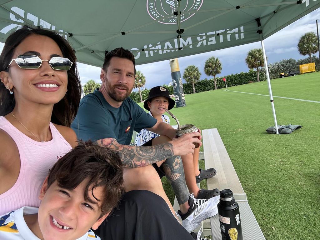 Antonela Roccuzo y Leo Messi con sus hijos Mateo y Ciro.