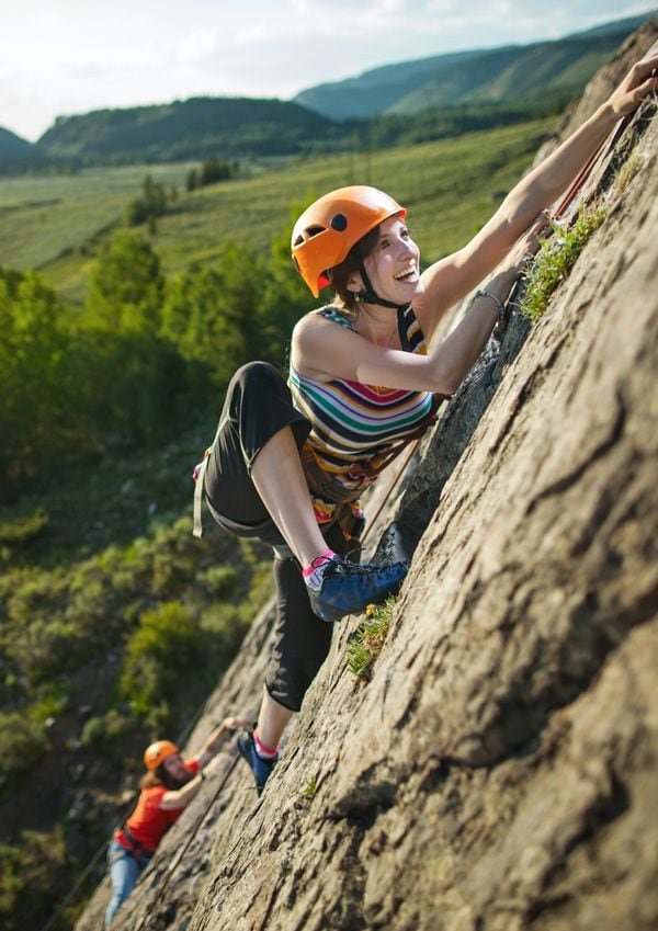 mujer escalando