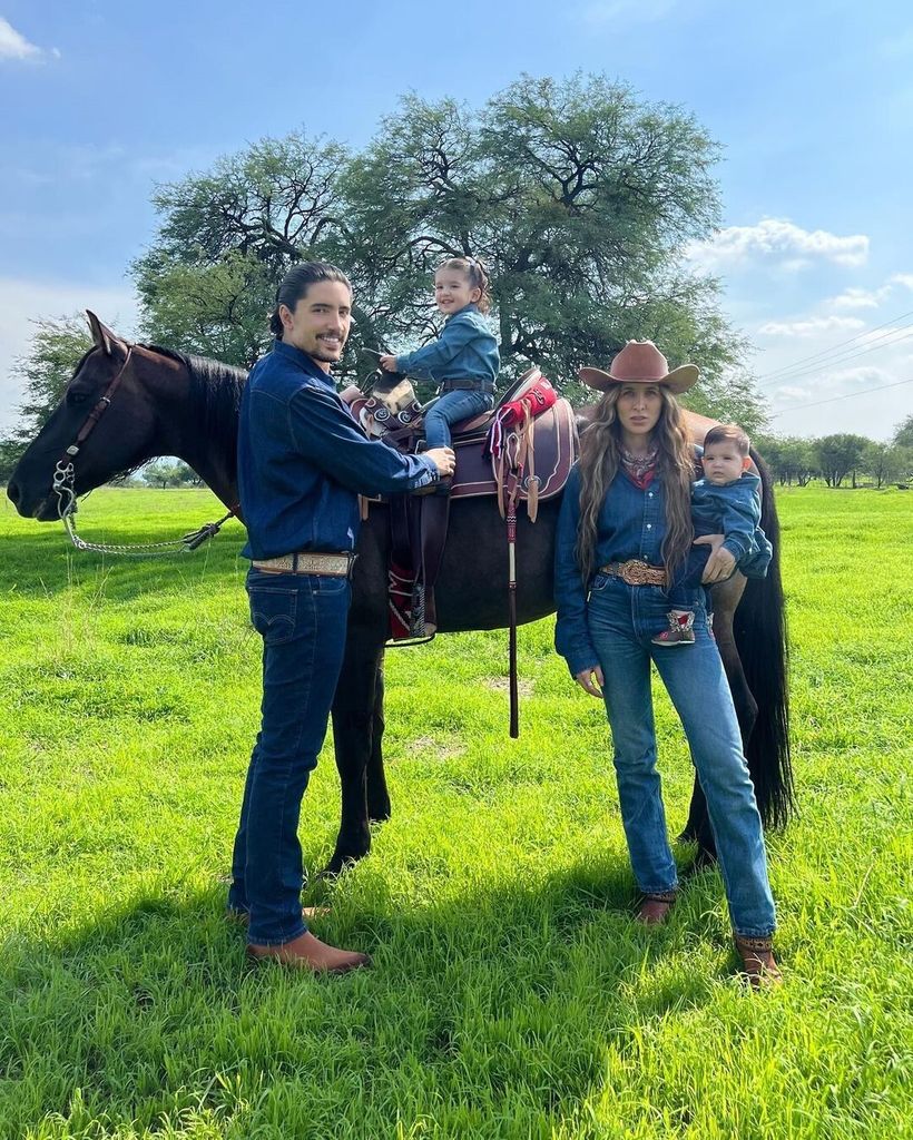 Álex Fernández con su familia