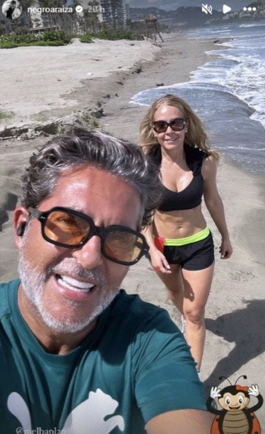Raúl Araiza y Melba dieron un paseo por la playa.