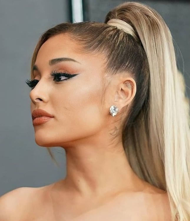 Ariana Grande con delineado 'cat eye'