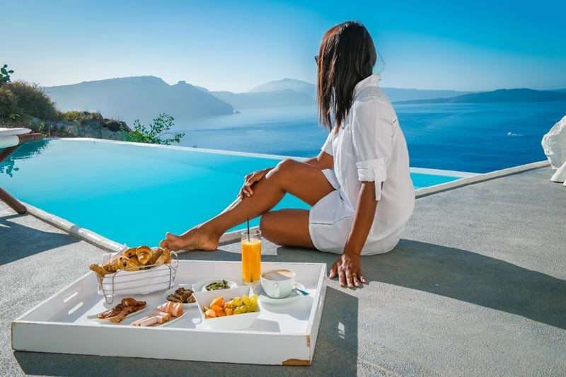 mujer desayunando