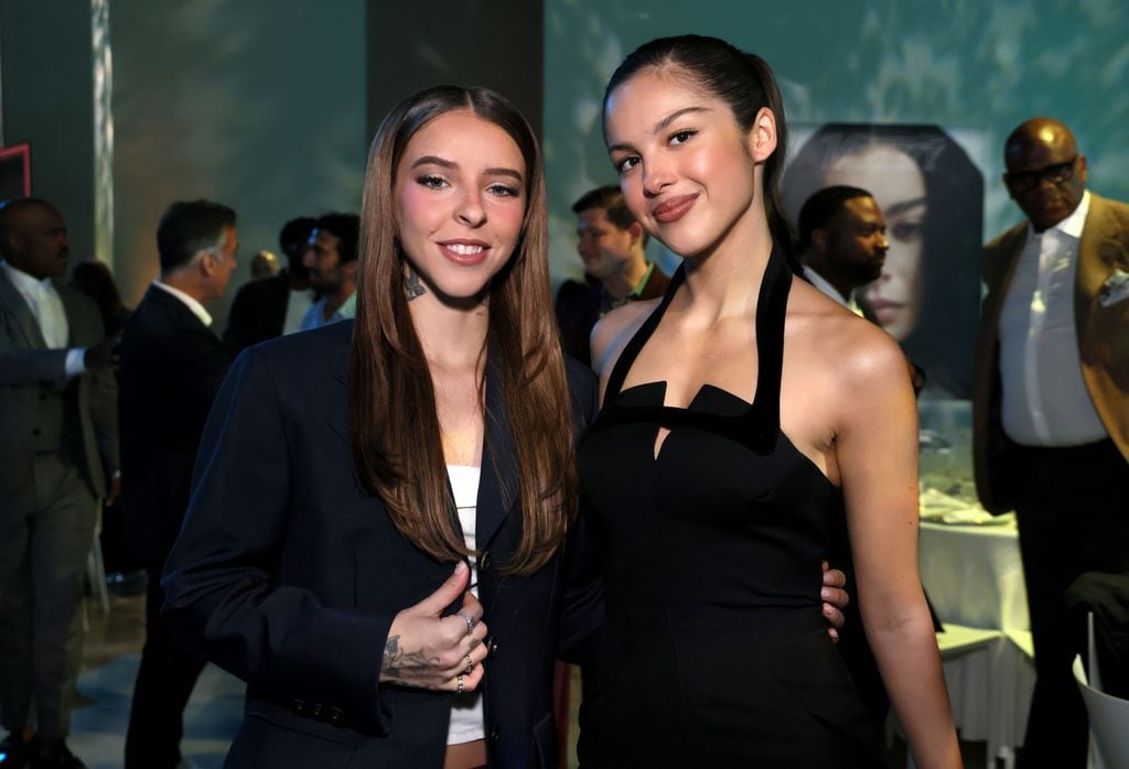 Olivia Rodrigo junto a Young Miko en el brunch organizado por Variety