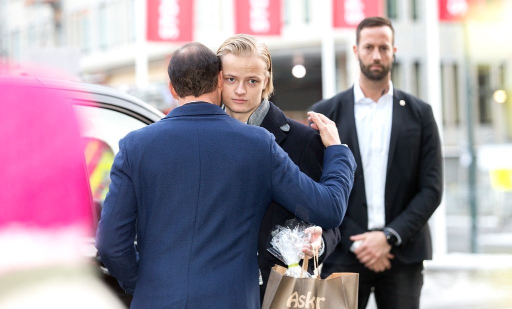 El abrazo entre el príncipe Haakon y Marius Borg durante un evento público