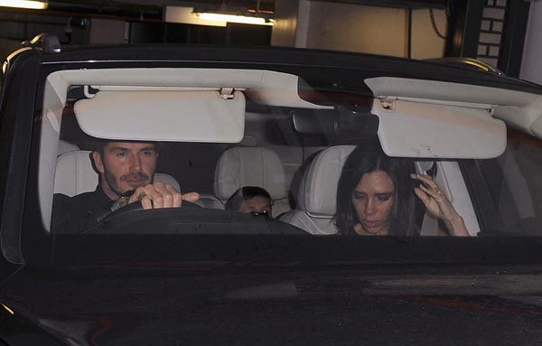 El matrimonio formado por David y Victoria Beckham abandonaba el exclusivo restaurante situado en el barrio londinense de Mayfair junto a sus hijos Romeo y Cruz
