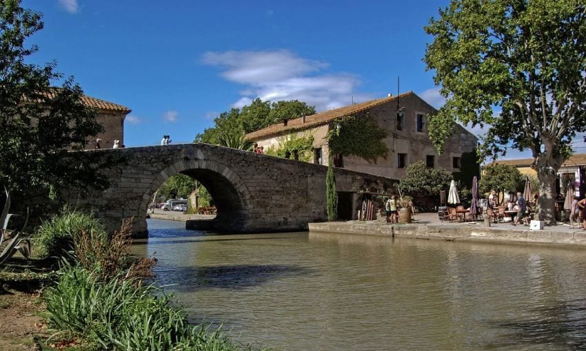 canal du midi a su paso por la villa de le somail francia