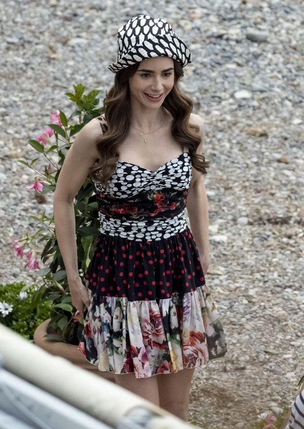 Lily Collins en el set de la segunda temporada de Emily In Paris