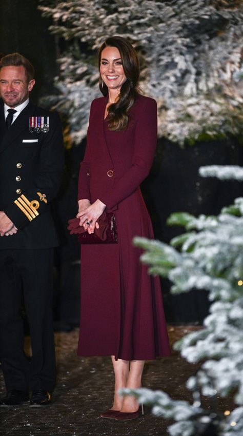 Kate Middleton y su abrigo burdeos de Eponine London