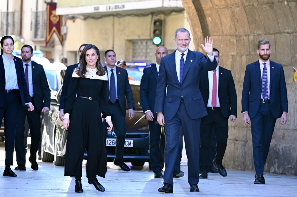 La reina Letizia rescata el mono victoriano y bicolor con el que causó sensación en Croacia