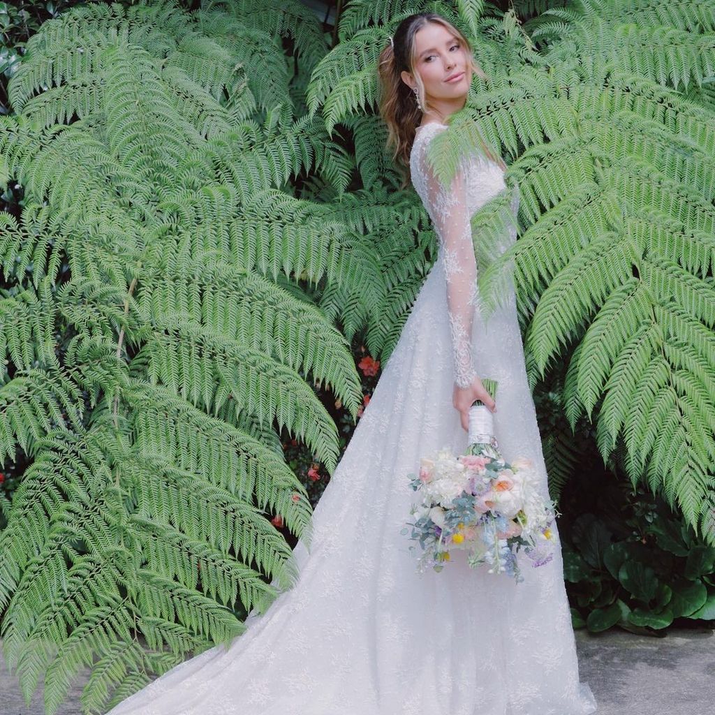 En su boda civil, Paulina le hizo un guiño a la memoria de su papá, llevando una foto en su ramo.