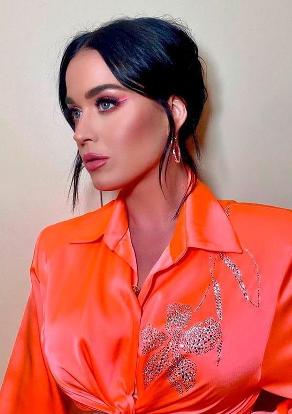 Katy Perry con delineado neón
