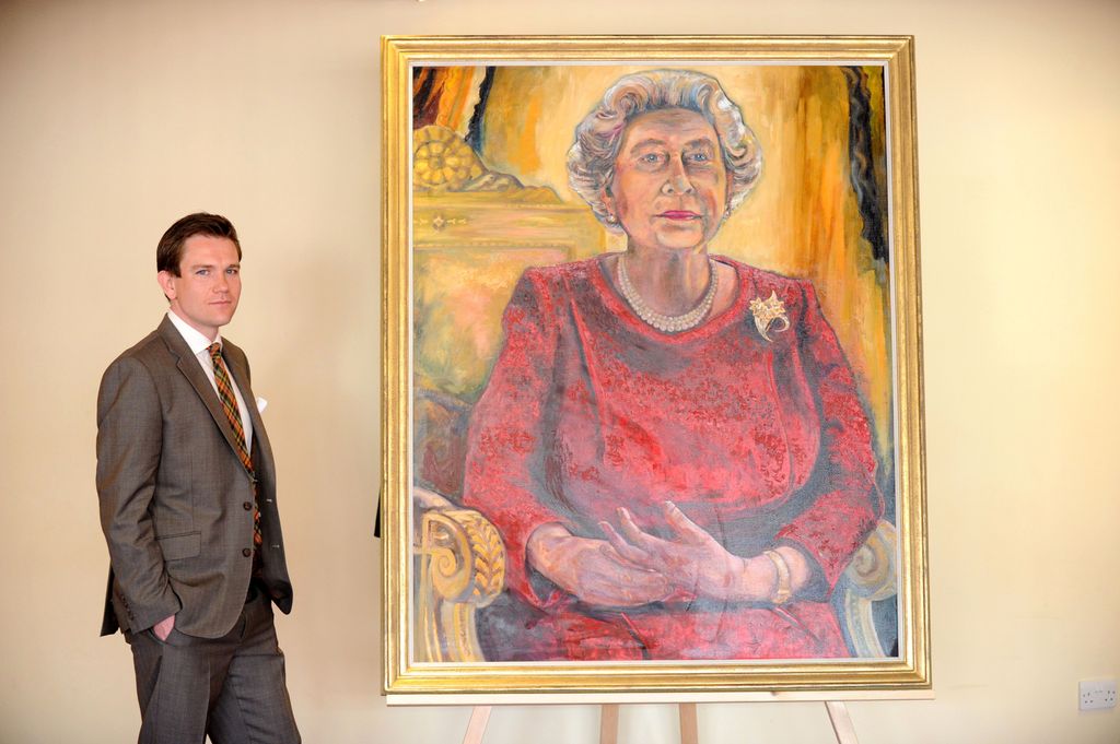 Daniel Llywelyn Hall con el retrato que pintó de Isabel II en mayo de 2013