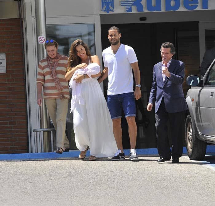 A las puertas del hospital, Malena con un vestido largo y vaporoso en color blanco, ha posado por primera vez con su bebé en brazos (Foto: José Ignacio Viseras)