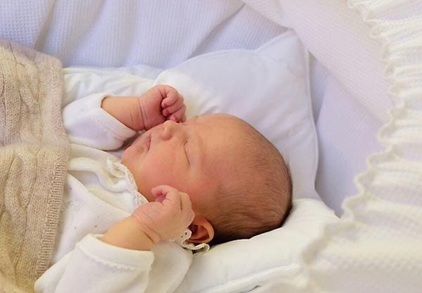 Esta es la primera imagen oficial del príncipe Alexander, tomada por su padre, Carlos Felipe de Suecia, a los tres días de su nacimiento © Casa Real de Suecia
