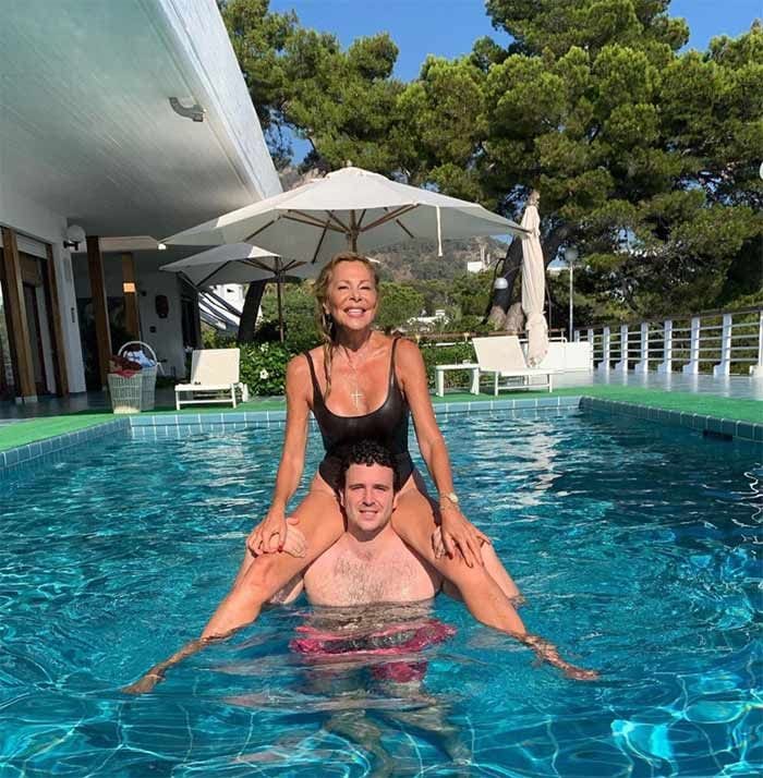 Ana, con su hijo Álex en la piscina el verano pasado
