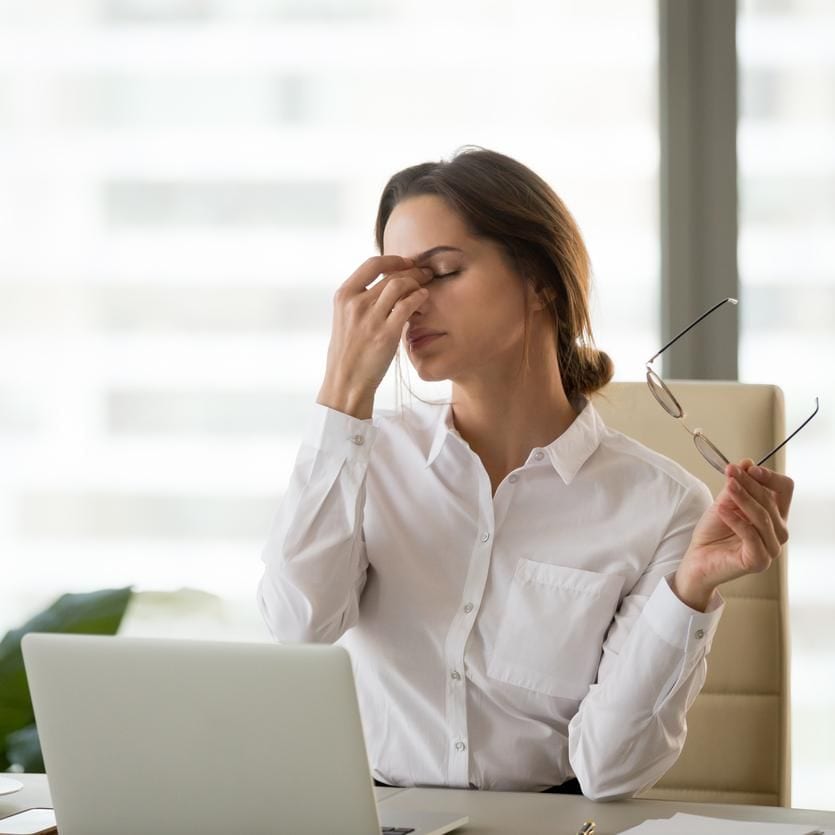 Mujer sufriendo de estrés