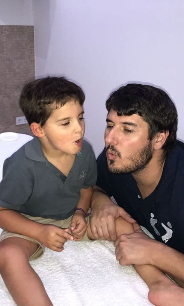 Javi, un niño afectado por las enfermedades de mutación de gen KCNQ2, en tratamiento de fisioterapia.