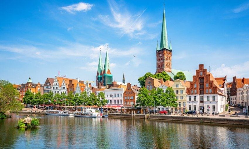 Panorámica del casco antiguo de Lübeck con la torre de San Pedro y las torres gemelas de Santa María