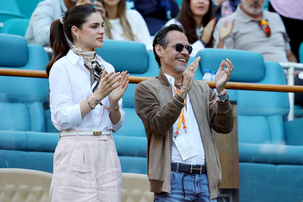 Marc Anthony y Nadia Ferreira en el Miami Open 2025